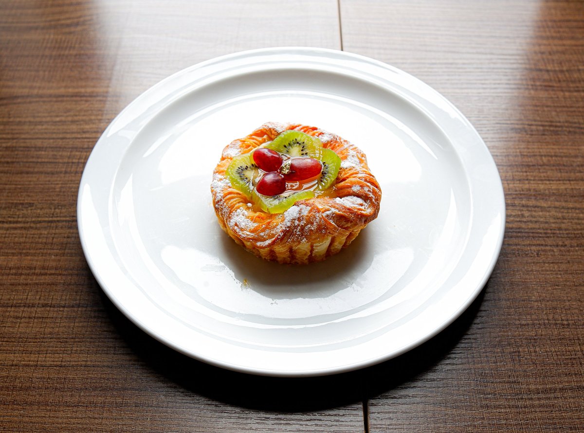 Danish pastry topped with sliced kiwi and grapes